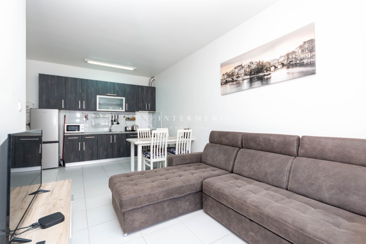 Продаётся меблированная квартира с одной спальней и большой террасой – Биела, Херцег-Нови